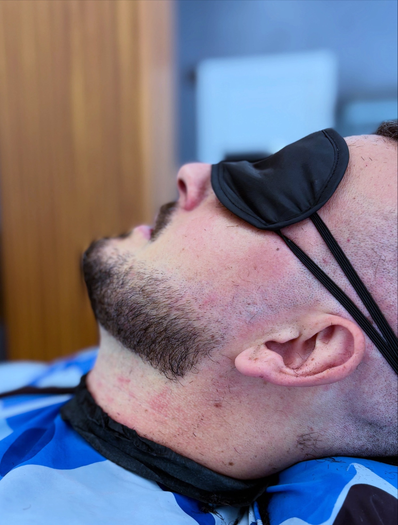 Cliente durante un servizio barba con panno caldo
