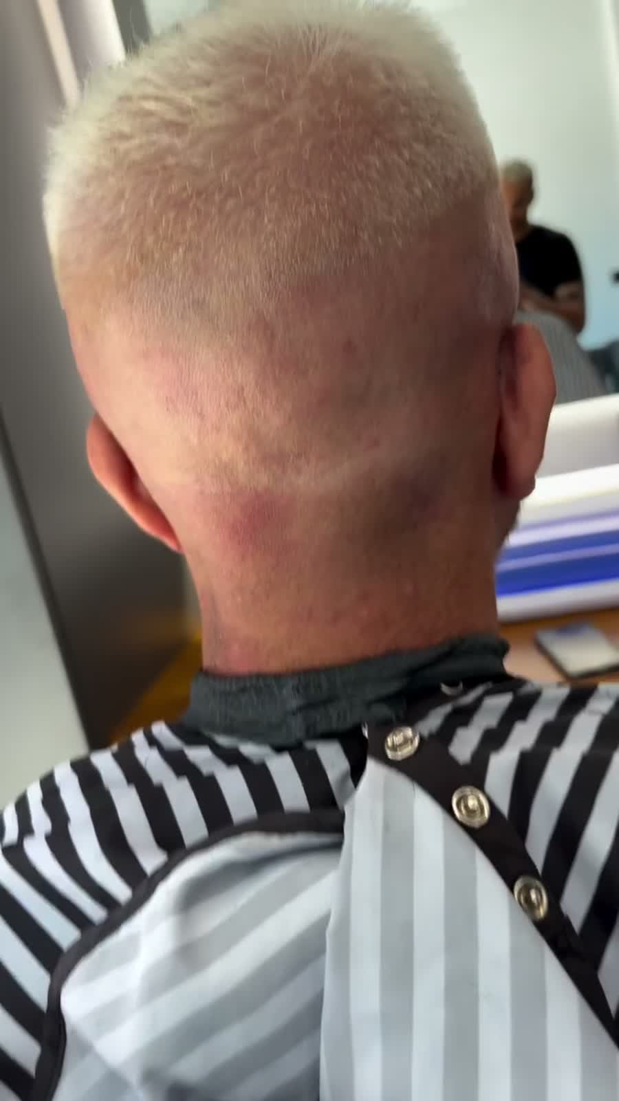 Primo reveal del taglio corto portato verso il bianco