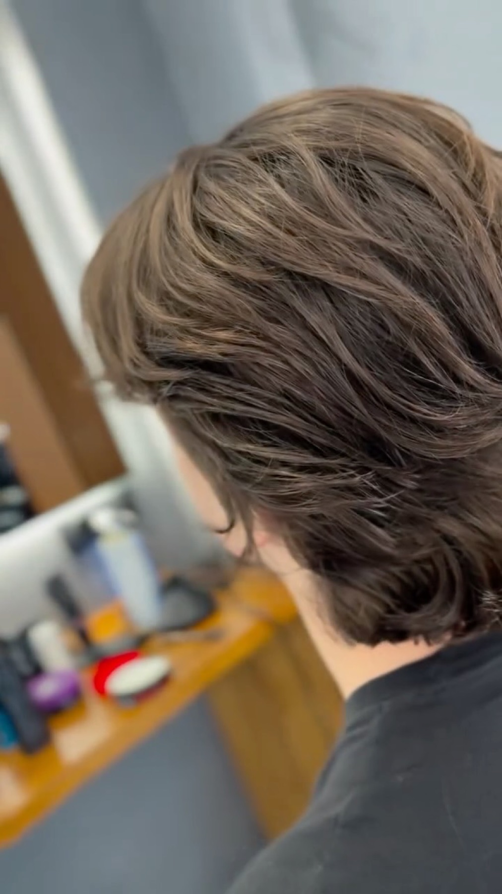 Taglio maschile medio-lungo con volume naturale