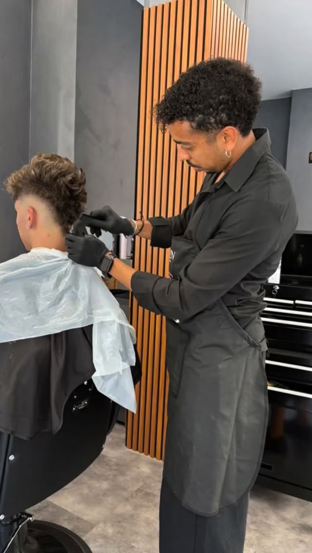 Professionista mentre rifinisce un taglio corto all'interno del salone